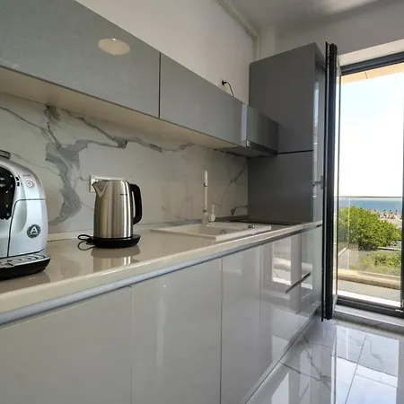 Seaview 3 Luxury Apartment Mamaia